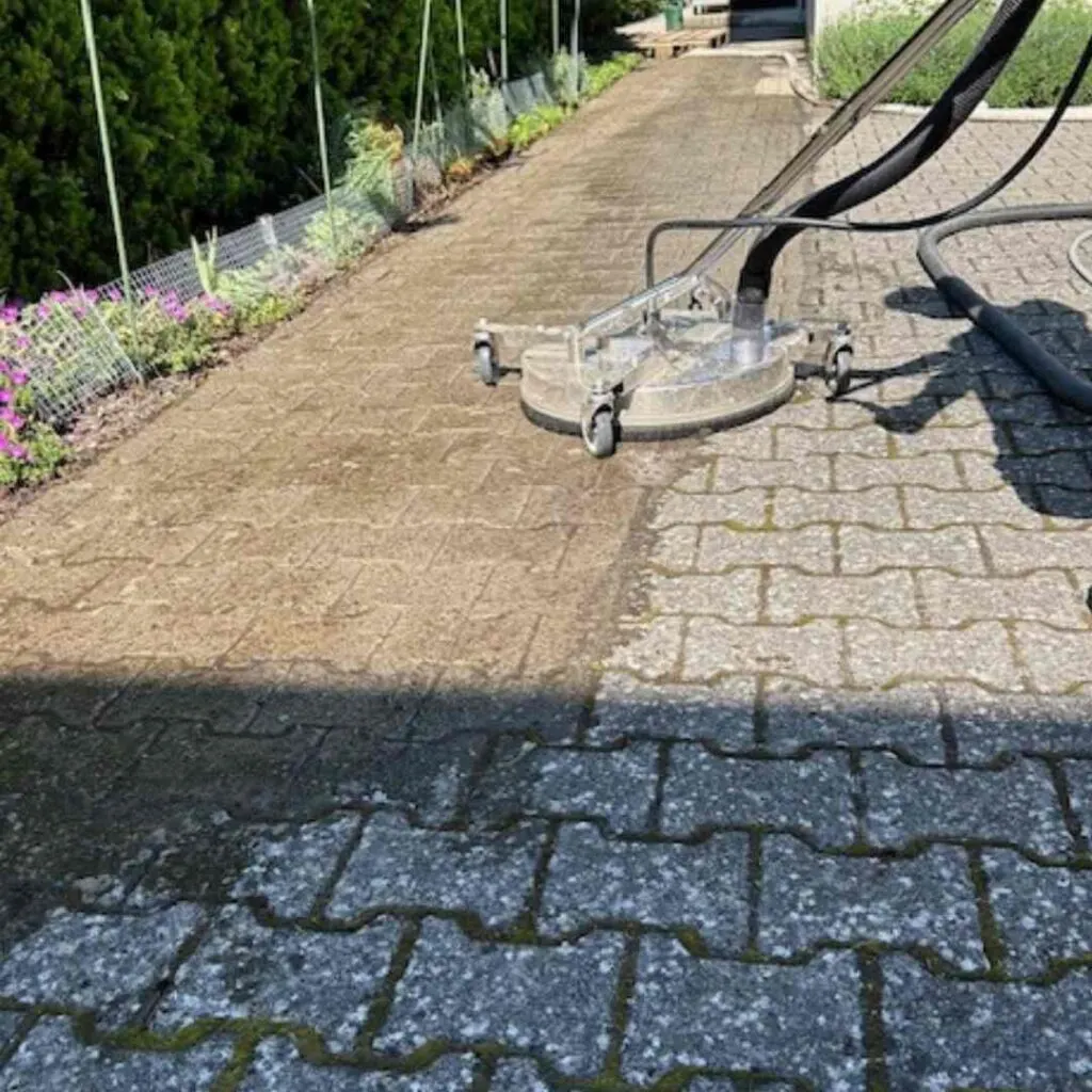 Fugenreinigung zwischen Steinplatten