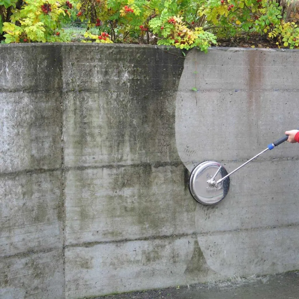 Reinigung einer Natursteinmauer