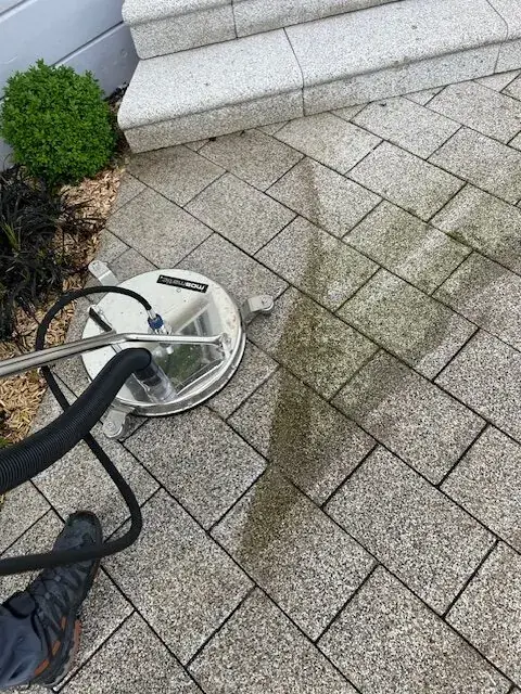 Boden reinigen mit Flächenreiniger