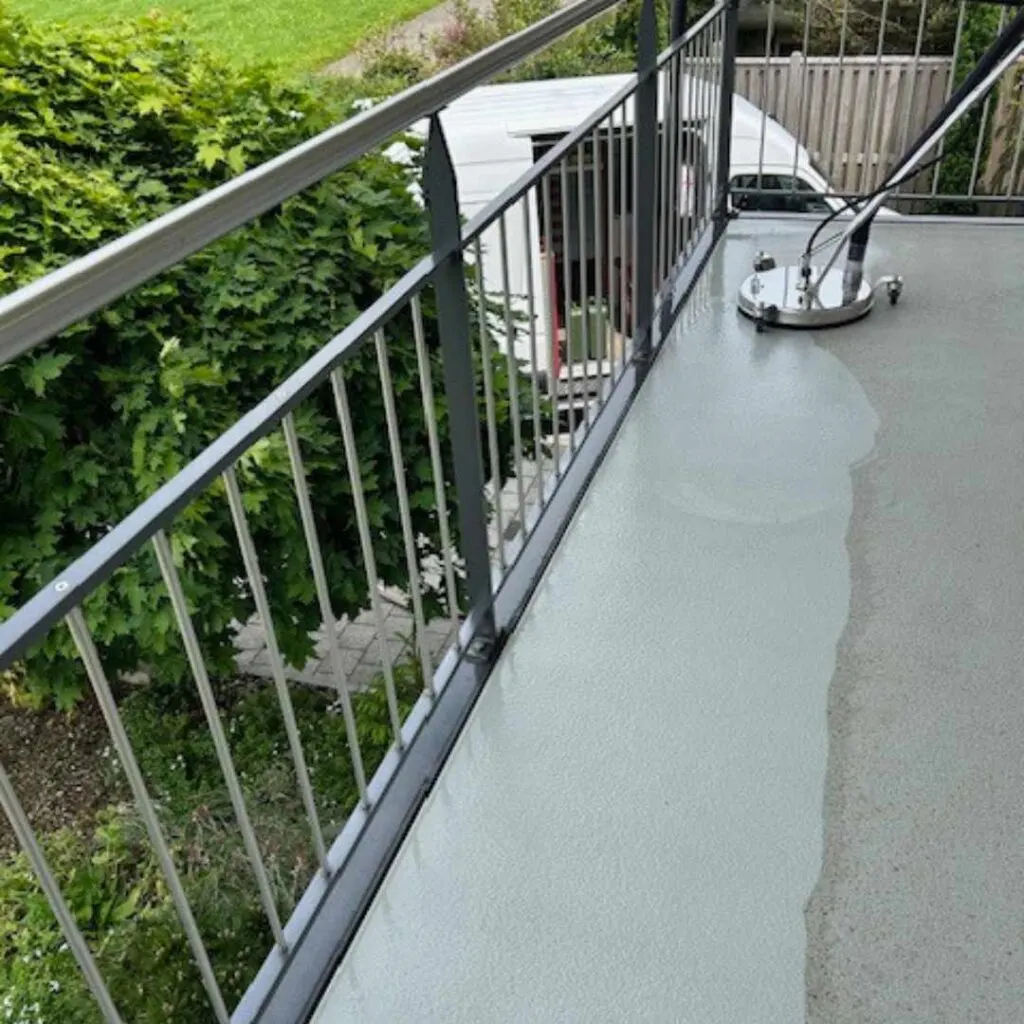 Gereinigte Terrassenplatten aus Naturstein