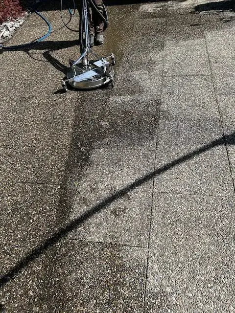 Reinigung von Platten rund ums Haus