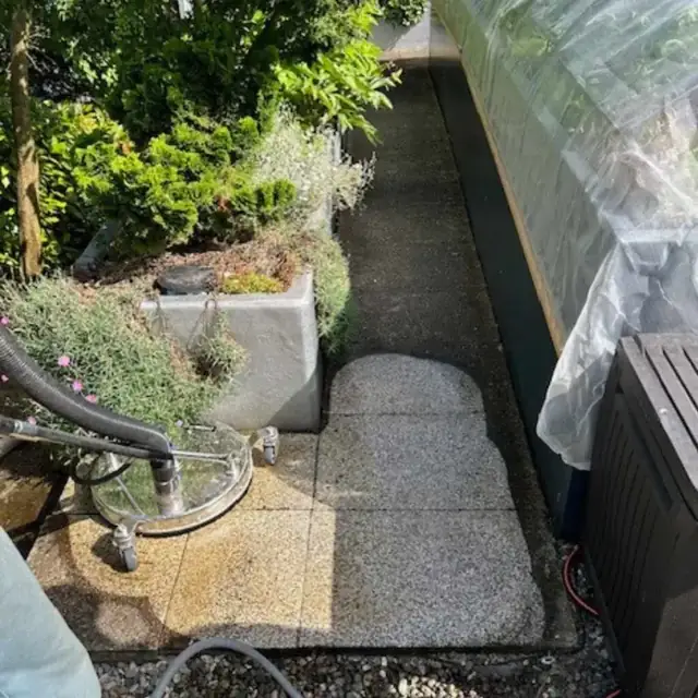 Gereinigter Gartenweg mit Steinplatten